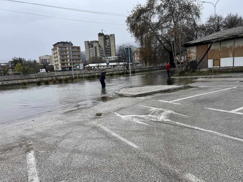 ВИДЕО: Голем дефект на водоводна цевка во центарот на Скопје, поплавени цели улици!