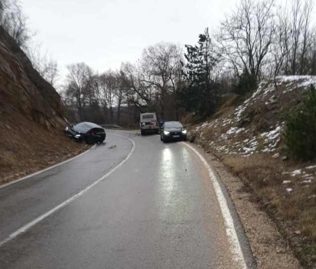 Сообраќајка кај Панчарево, се вози по залeдени коловози на патот Делчево – Пехчево