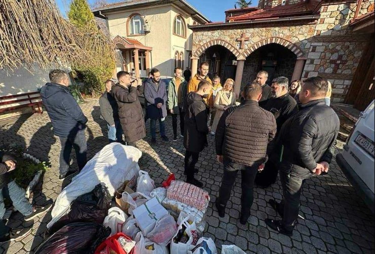 Хуманитарна акција: Рози Мицкоска со ѓорчепетровци делеше новогодишни пакетчиња (ФОТО)