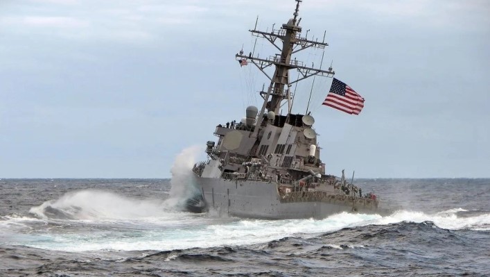 Пентагон: Американски воен брод и повеќе комерцијални бродови нападнати во Црвеното Море
