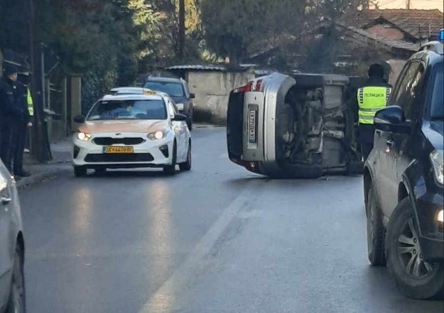 Сообраќајка во Црниче, превртен автомобил