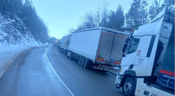 Товарни возила во колони чекаат за влез во Македонија: Заглавени се поради неисчистениот снег