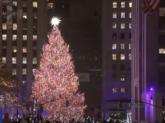 ФОТО: Повеќе од 50.000 светилки блеснаа на новогодишна елка во Њујорк