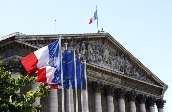 Франција го впиша правото на абортус во Уставот