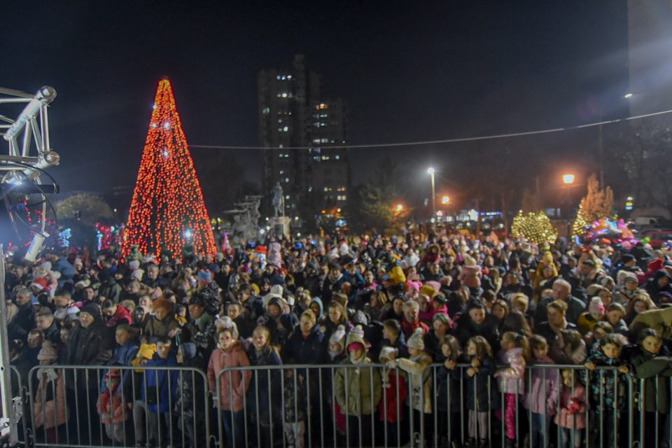 Гази Баба на нозе: Стефковски подели 3500 новогодишни пакетчиња на плоштадот во Автокоманда