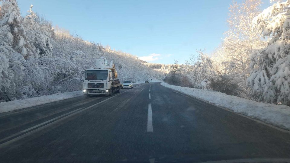 Во Пијанечко-малешевскиот регион кој е под снег, во моментот нема поголеми проблеми на патиштата