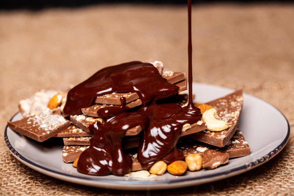 Рецепт за домашна карамела со чоколадо и бадеми