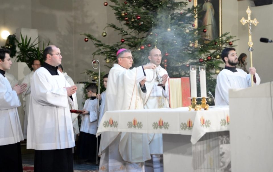 Католичките верници го слават Раѓањето Христово – Божиќ