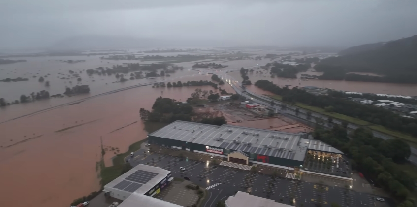 ВИДЕО: Поплави во Квинсленд, крокодил виден во центарот на Кернс