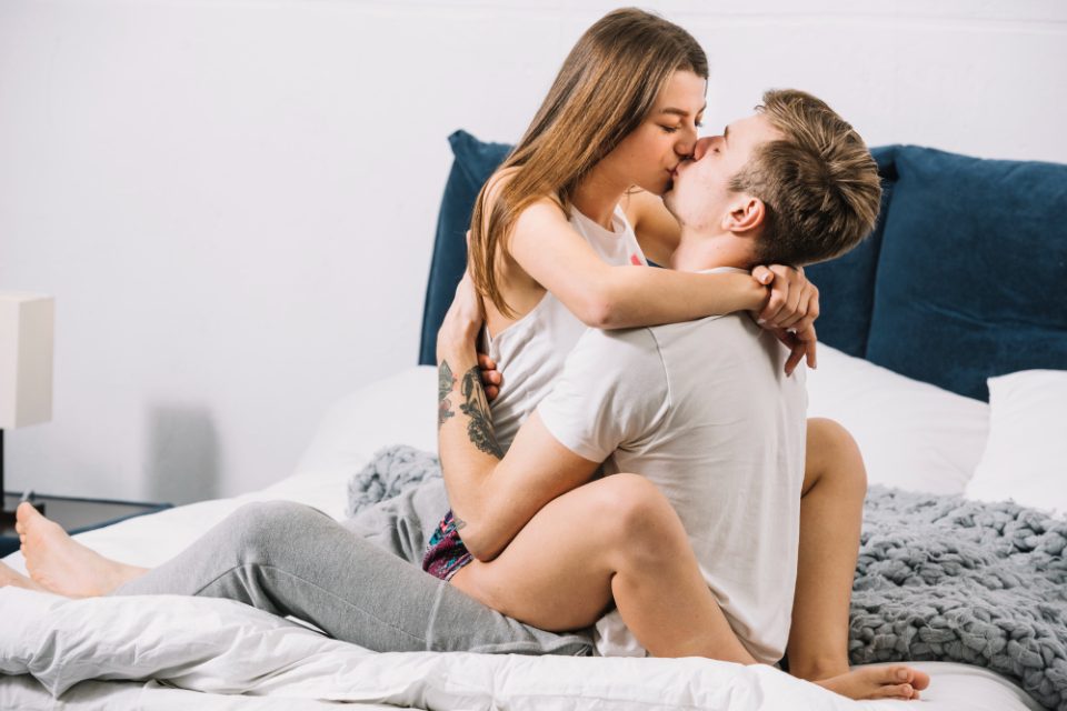 Зошто бакнежот со партнерот треба да ви трае најмалку 10 секунди?