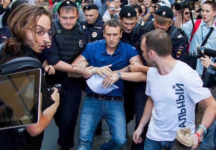 Навални однесен во затвор на непозната локација
