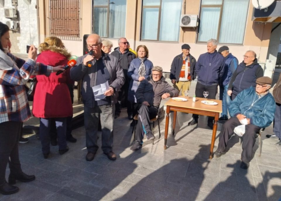 Парчиња леб и сол на новогодишна трпеза: Протестираат штипските пензионери