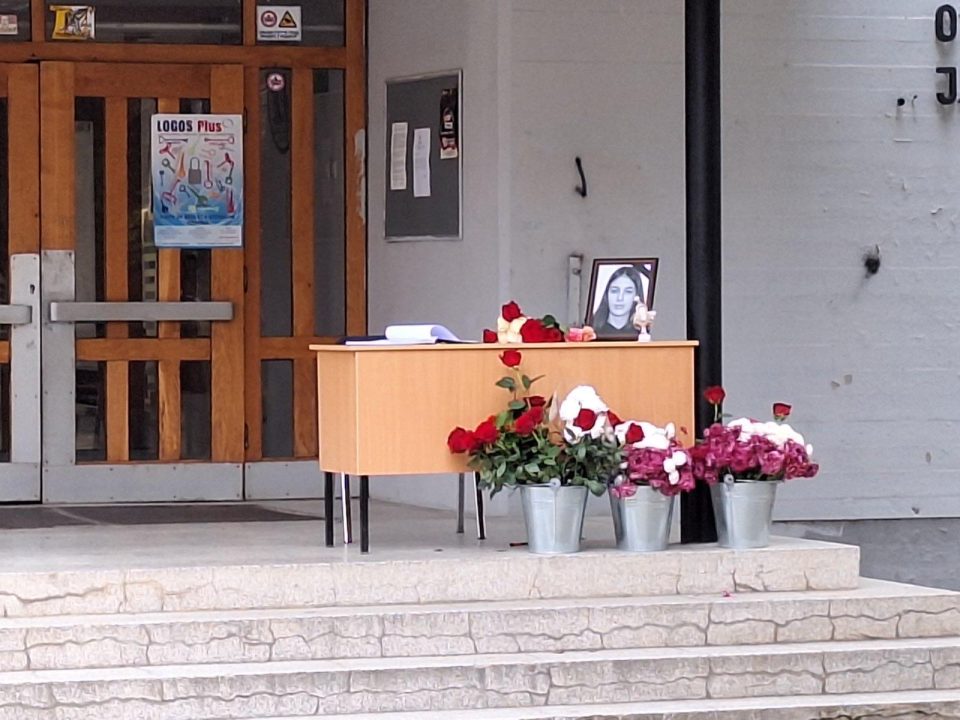 Соученици, другари, родители, граѓани се потпишуваат во Книгата на жалост ООУ „Јохан Хајнрих – Песталоци” за почината Вања Ѓорчевска