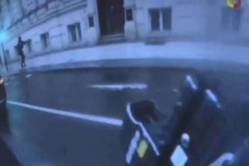 ВИДЕО: Објавена снимка од камера на специјалец што го лови масовниот убиец во Прага