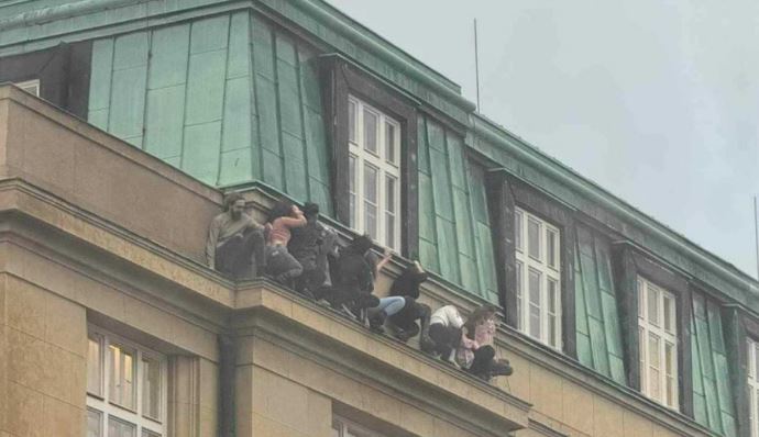 ВИДЕО Терористички напад во Прага, луѓе висат на фасадата од универзитетот