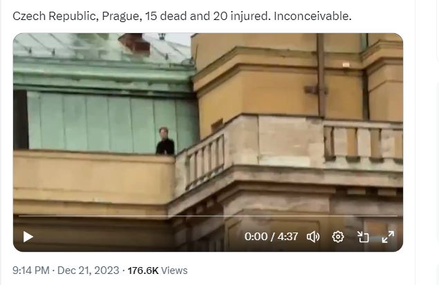 ВОЗНЕМИРУВАЧКО ВИДЕО: Убиецот вика и пука по луѓе од терасата на факултетот, вознемирувачка снимка од масакрот во Прага