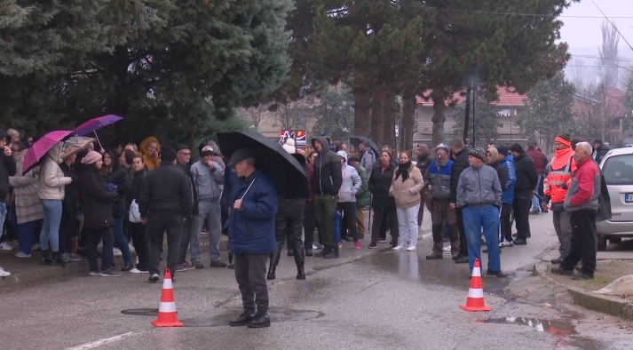 Родителите на ученици од ОУ „Тодор Јанев“ на протест, бараат оставка од директорката за насилно отворена албанска паралелка
