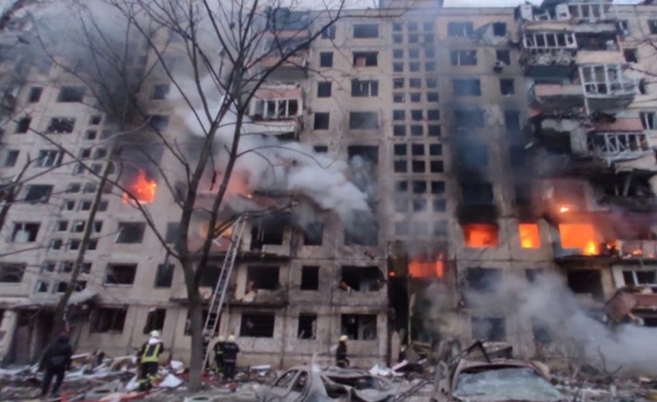 Две лица повредени во напад на руски дрон врз станбена зграда во Киев