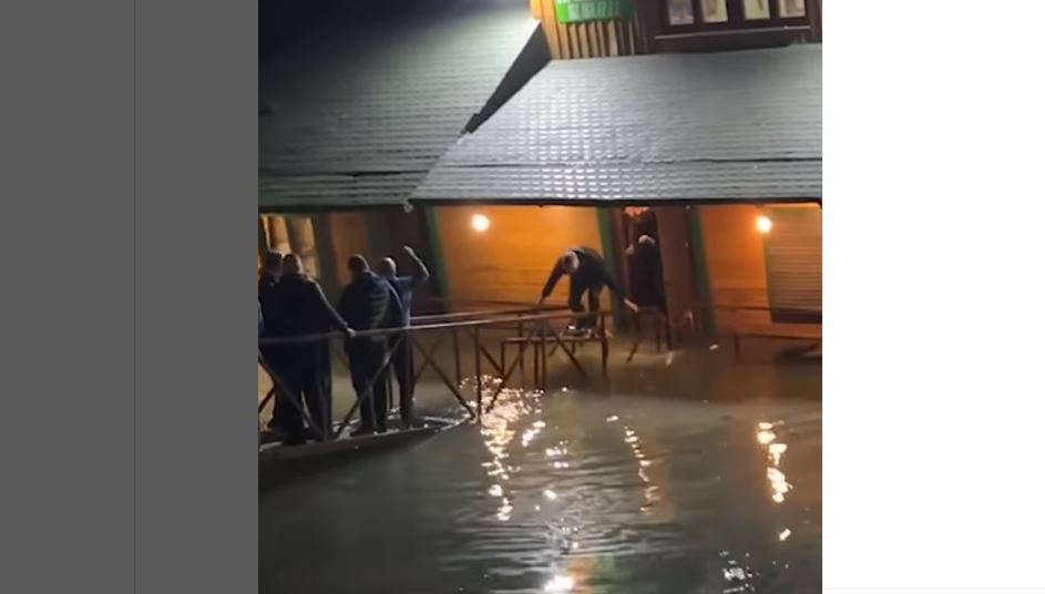 Сплав во Смедерево во текот на ноќта до половина потонал, бил полн со гости (ВИДЕО)
