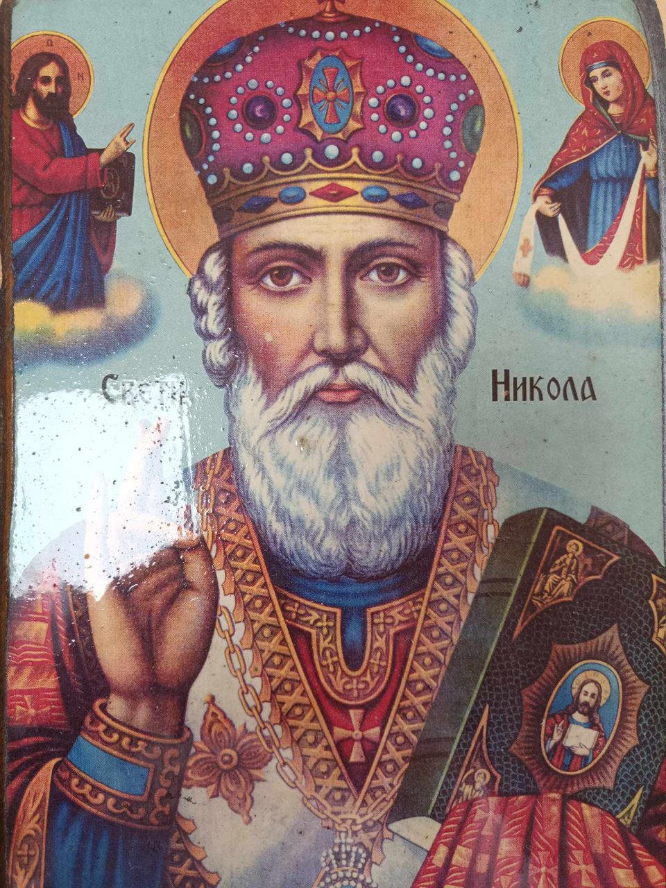 Денес православните христијани го одбележуваат празникот Свети Никола