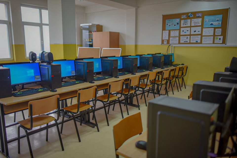 Стефковски: ООУ „Кирил и Методиј“ доби наставен кабинет за реализација на часовите по предметот информатика.