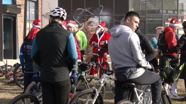 Штипските велосипедисти им поделија пакетчиња на најмалите