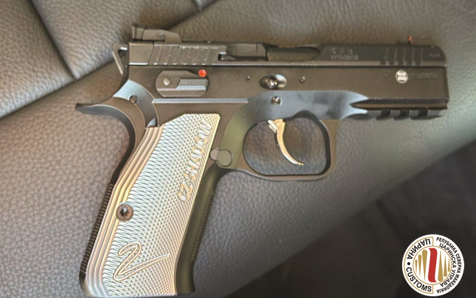 Запленети пиштол и муниција од патник на Блаце (ФОТО)