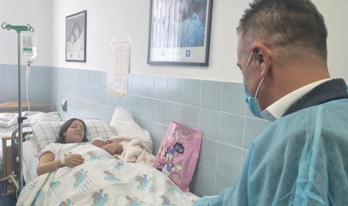 Деа Стојковска е првороденото бебе во штипската болница