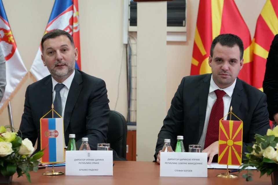 Камионите со стока од 1. февруари ќе се мерат само еднаш – Царините на Македонија и Србија потпишаа Меморандум