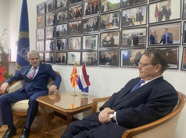 Холандскиот амбасадор до Ахмети: Членството на Македонија во ЕУ е загрозено поради падот на владеењето на правото