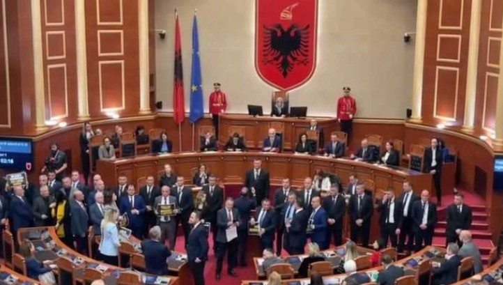 Албанската опозиција го спречи претседателот Бегај да се обрати во Парламентот, мнозинството ги изгласа новите министри