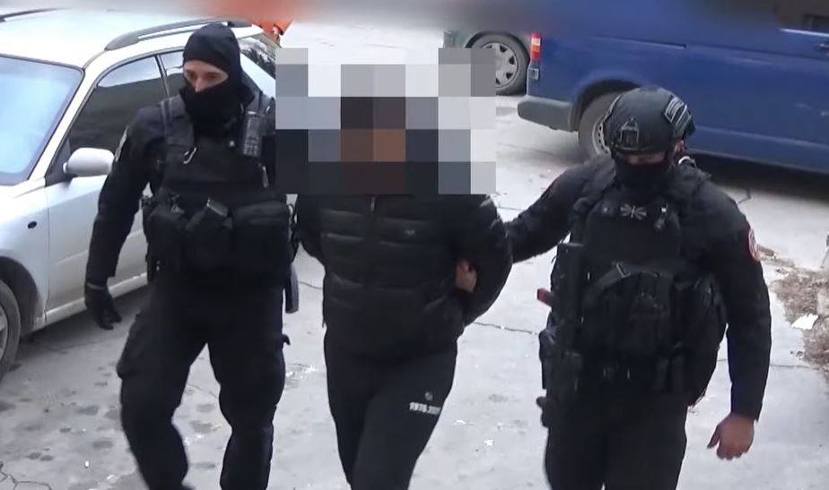 Единицата за интервентна полиција приведе три лица од Скопје и скопско барани со потерници