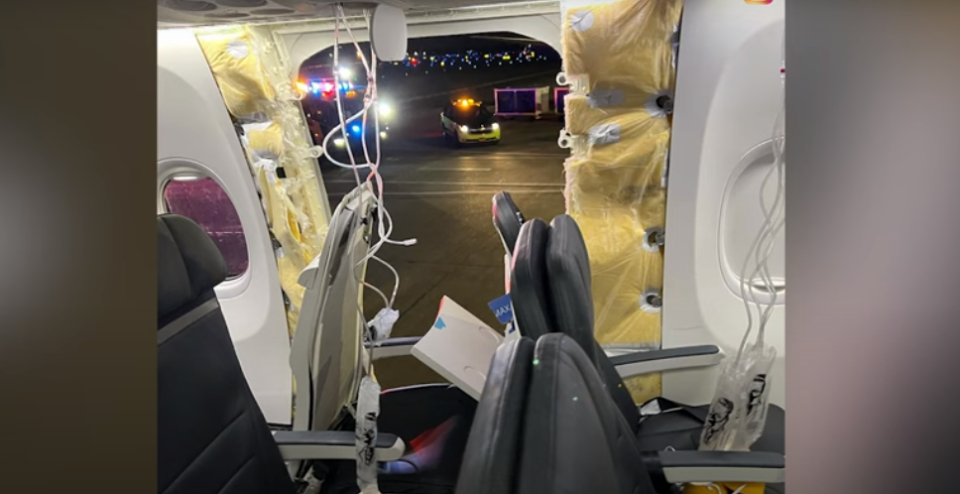 ДРАМА НА НЕБОТО: Авион на „Алјаска ерлајнс“ принудно слетал откако во лет му се откорнале прозорец и дел од трупот, патниците ги лазеа морници (ВИДЕО)