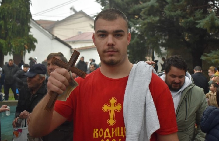 Бојан Костадиновски од Куманово го извади светиот крст во соборниот храм „Свети Никола“