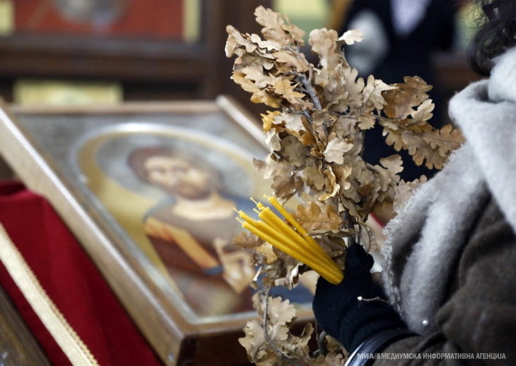 Православните христијани утре го слават Бадник, задутре Божиќ