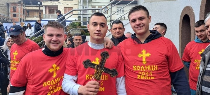 Давид Дамјановски го фати осветениот крст во Тетово