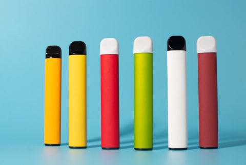 ЕДЕН Е ВО КОМА: Неколку млади луѓе хоспитализирани поради користење електронски цигари