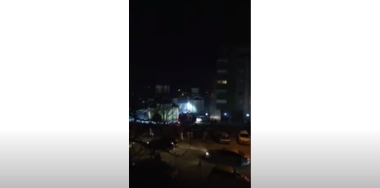 (ВИДЕО) Евакуцаија на семејства од зградата – се запали казино во Велес