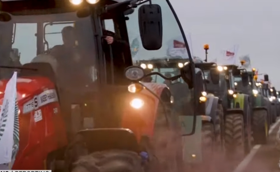 Француските земјоделци се упатија кон Париз со трактори