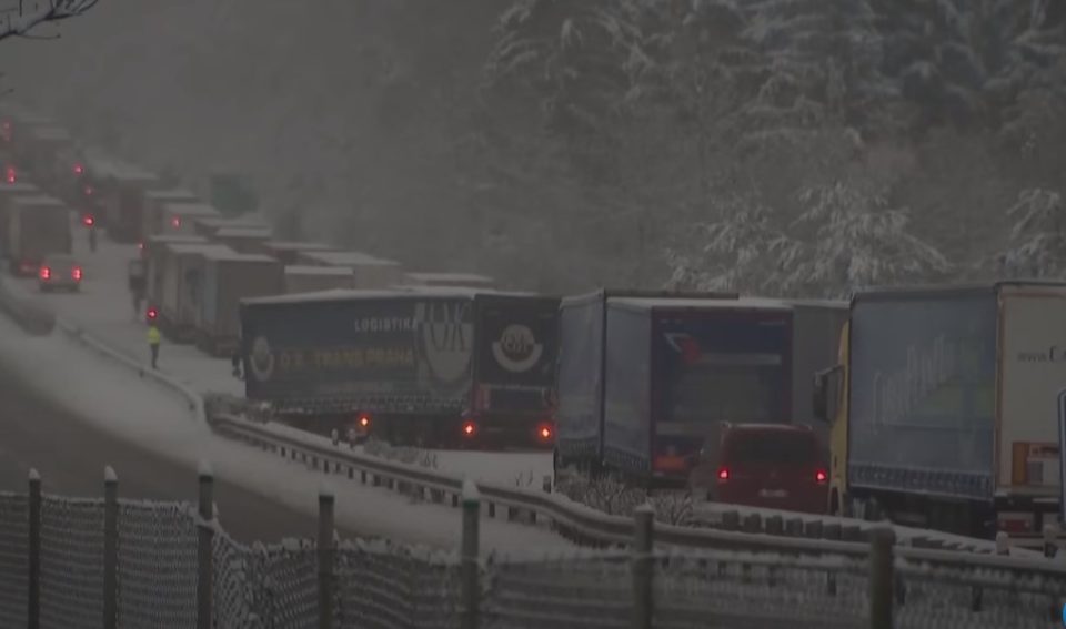 Поради снежното невреме во Германија, стотици патници заглавени во возилата на патиштата