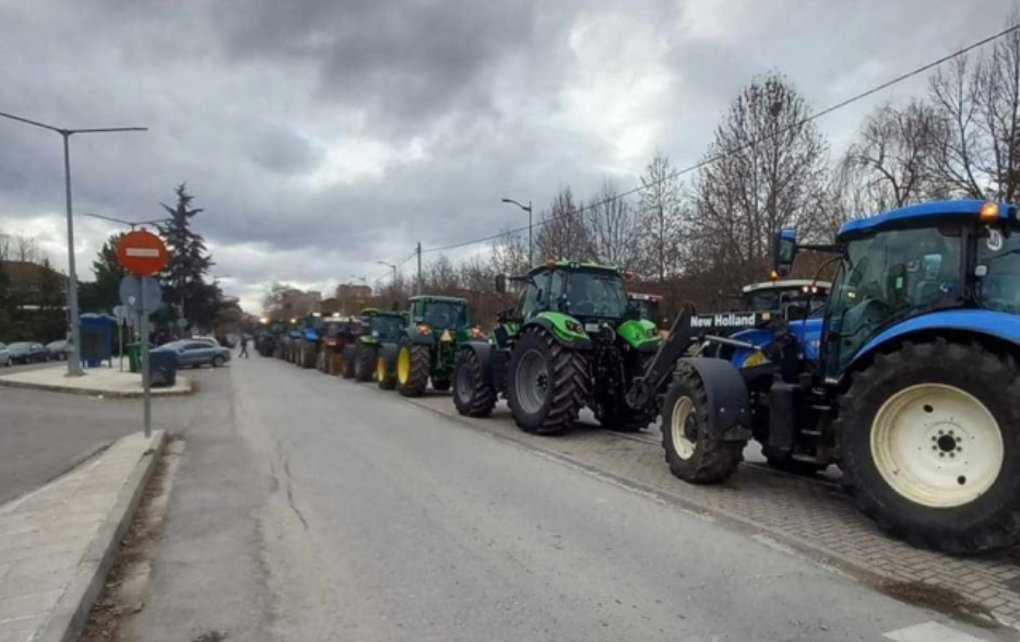 Продолжуваат блокадите на земјоделците во централна и северна Грција