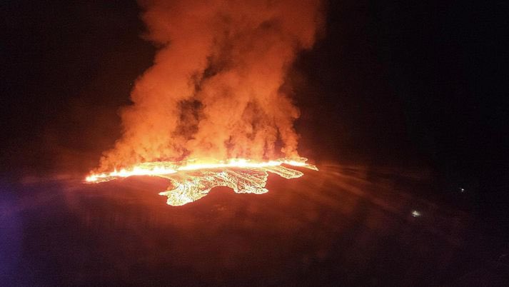 Вулканската лава уништи десетици згради во исландскиот град Гриндавик