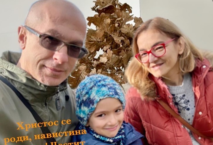 Гордана Јанкулоска со синот и сопругот ги прославува Бадник и Божиќ