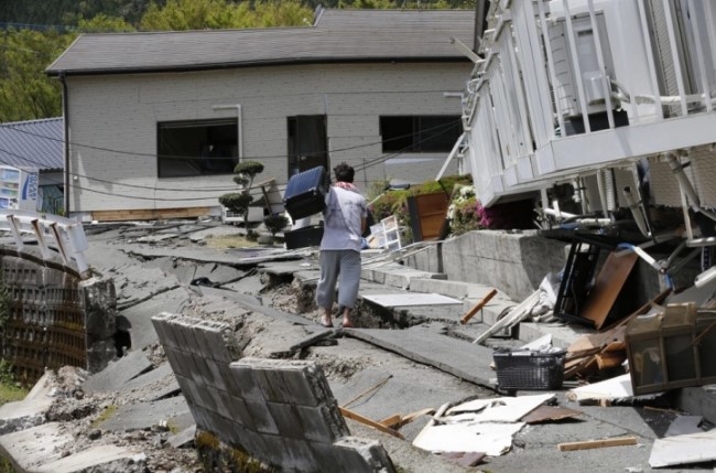 Најмалку две лица загинаа во земјотресот во Јапонија, шест се затрупани под урнатините, соопшти полицијата