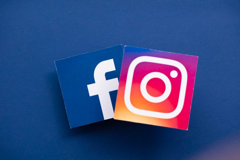 Фејсбук и Инстаграм воведуваат ограничувања за тинејџерите