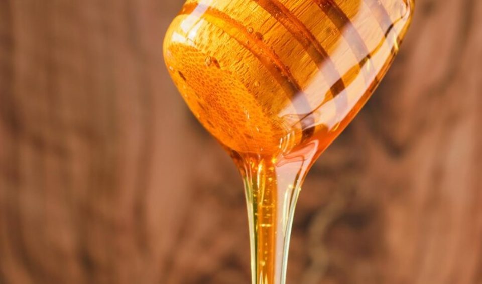 Скандал: Градоначалник на српска општина им подарил мед за ПОТЕНЦИЈА на деца!