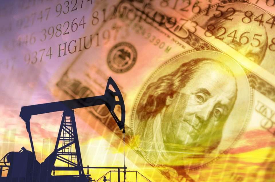 Доларот зајакна, нафтата во благ пад