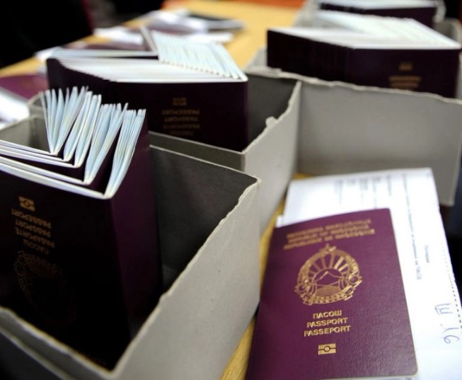 Македонските граѓани можат да влезат во Црна Гора со пасошите без „Северна“