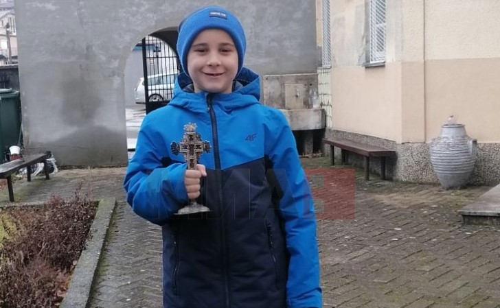 БРАВО за ова дете: 9-годишниот Павел го фати Светиот крст во Дебар, најсреќен беше и лани