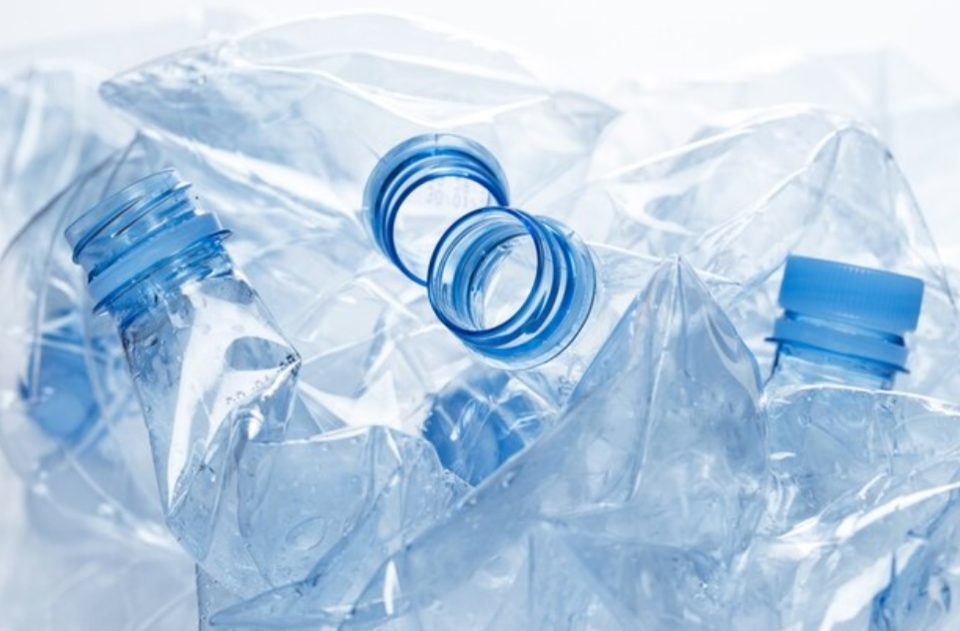 Студија: Флаширана вода содржи стотици илјади пластични парчиња